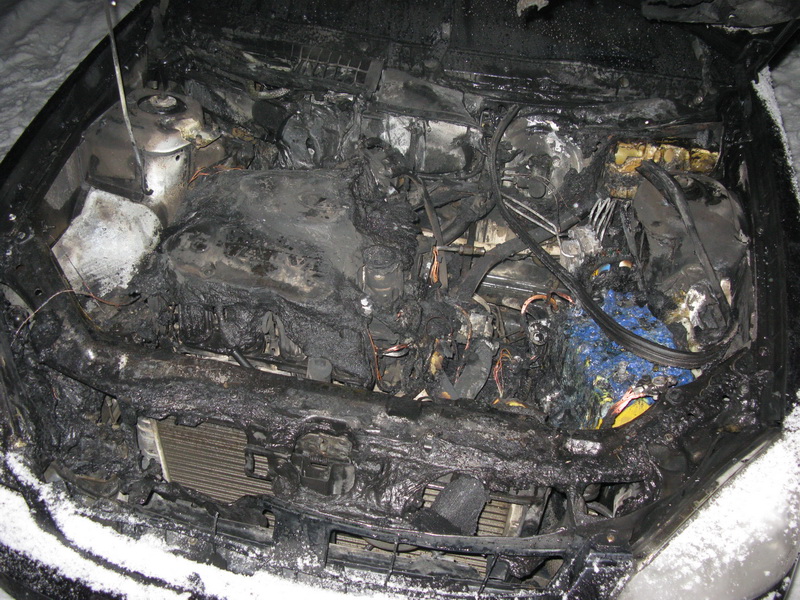 Загорелся двигатель автомобиля. Моторный отсек сгорел е90. Возгорание в моторном отсеке автомобиля. Возгорания мотор ношо отсека автомобиля. Возгорание подкапотного пространства.